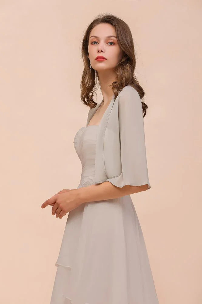 Vestido cinzento curto de dama de honor sem mangas com xales de chiffon