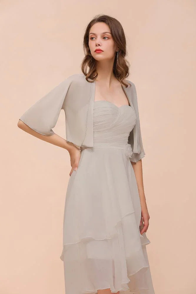 Vestido cinzento curto de dama de honor sem mangas com xales de chiffon