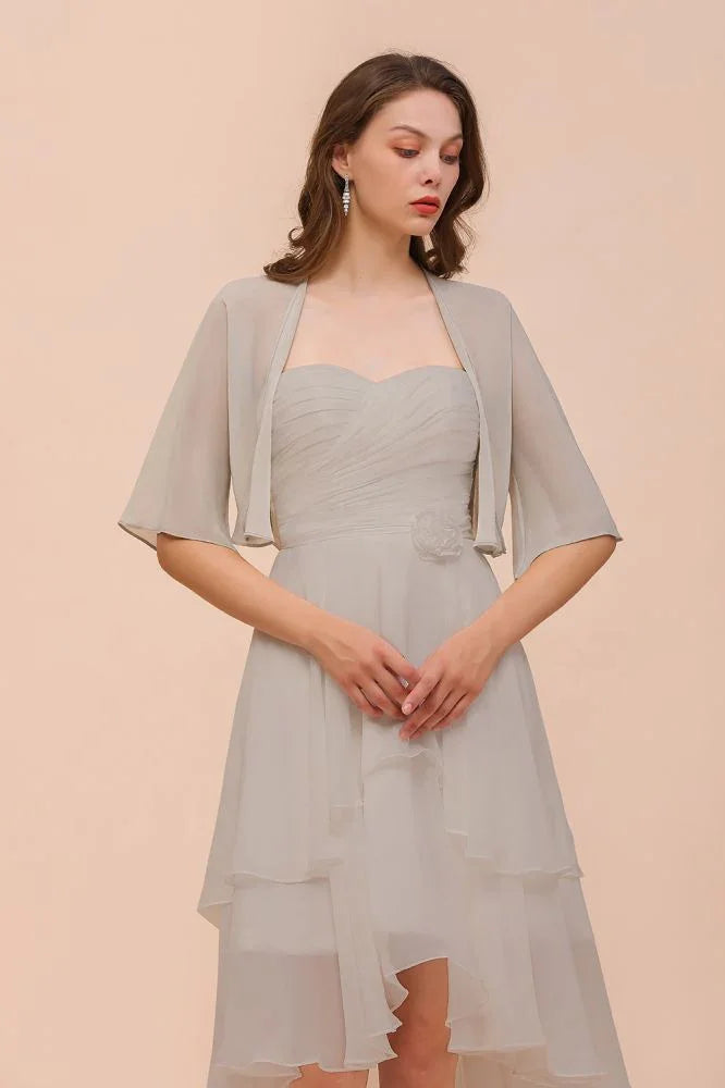 Vestido cinzento curto de dama de honor sem mangas com xales de chiffon