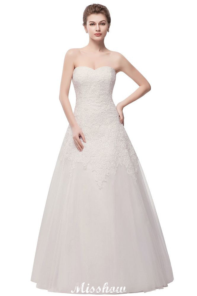 Vestidos de novia largos de tul con encaje y corte A sin tirantes y escote corazón
