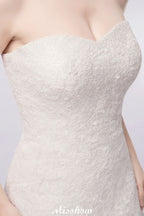 Vestidos de novia largos de tul con encaje y corte A sin tirantes y escote corazón