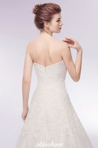 Vestidos de novia largos de tul con encaje y corte A sin tirantes y escote corazón