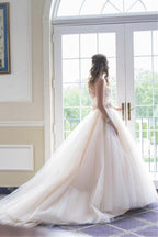 Vestido de novia con escote corazón, sin tirantes, flores, cuentas y cola de corte