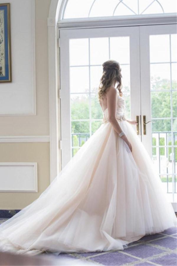 Vestido de novia con escote corazón, sin tirantes, flores, cuentas y cola de corte
