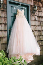 Vestido de novia con escote corazón, sin tirantes, flores, cuentas y cola de corte