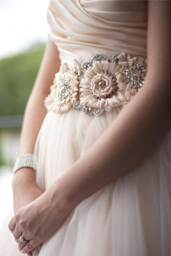 Vestido de novia con escote corazón, sin tirantes, flores, cuentas y cola de corte