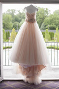 Vestido de novia con escote corazón, sin tirantes, flores, cuentas y cola de corte