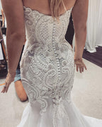 Robe de mariée sirène en dentelle éblouissante avec boutons cœur