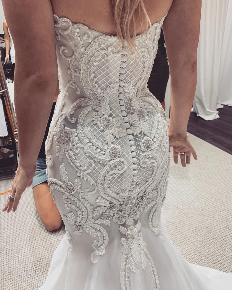 Robe de mariée sirène en dentelle éblouissante avec boutons cœur