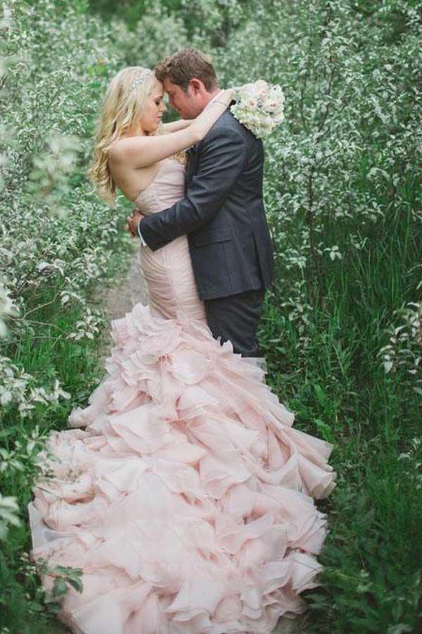 Abito da sposa sirena in organza a balze con strascico e perline