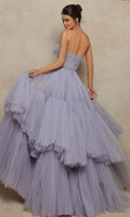Trägerloses Ballkleid aus Tüll mit Perlen in Übergröße