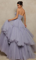 Trägerloses Ballkleid aus Tüll mit Perlen in Übergröße