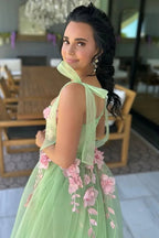 Taurus | Vestido largo de gala verde dulce con tirantes en línea A, sin mangas, con apliques y tul