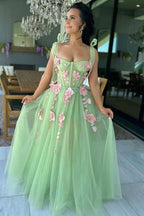 Taurus | Vestido largo de gala verde dulce con tirantes en línea A, sin mangas, con apliques y tul