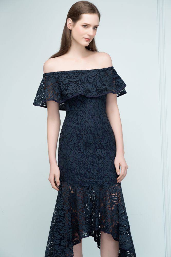 Vestidos de Baile de Renda Pretos com Comprimento Chá, Estilo Sereia e Ombros Descobertos