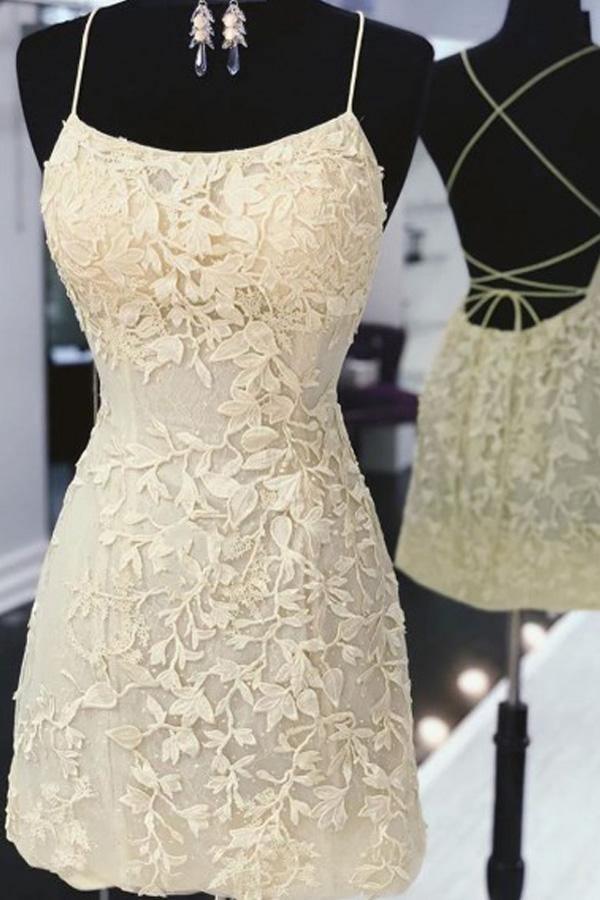 Robe courte rose ajustée avec nœud et appliqué pour bal de promo et retour à la maison
