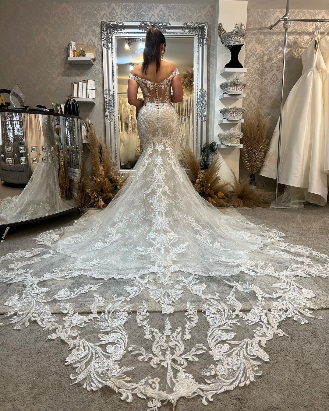Vestido de Noiva Comprido na Moda, Sem Mangas, Ombros Descobertos, em Renda com Cauda Catedral em Forma de Sereia