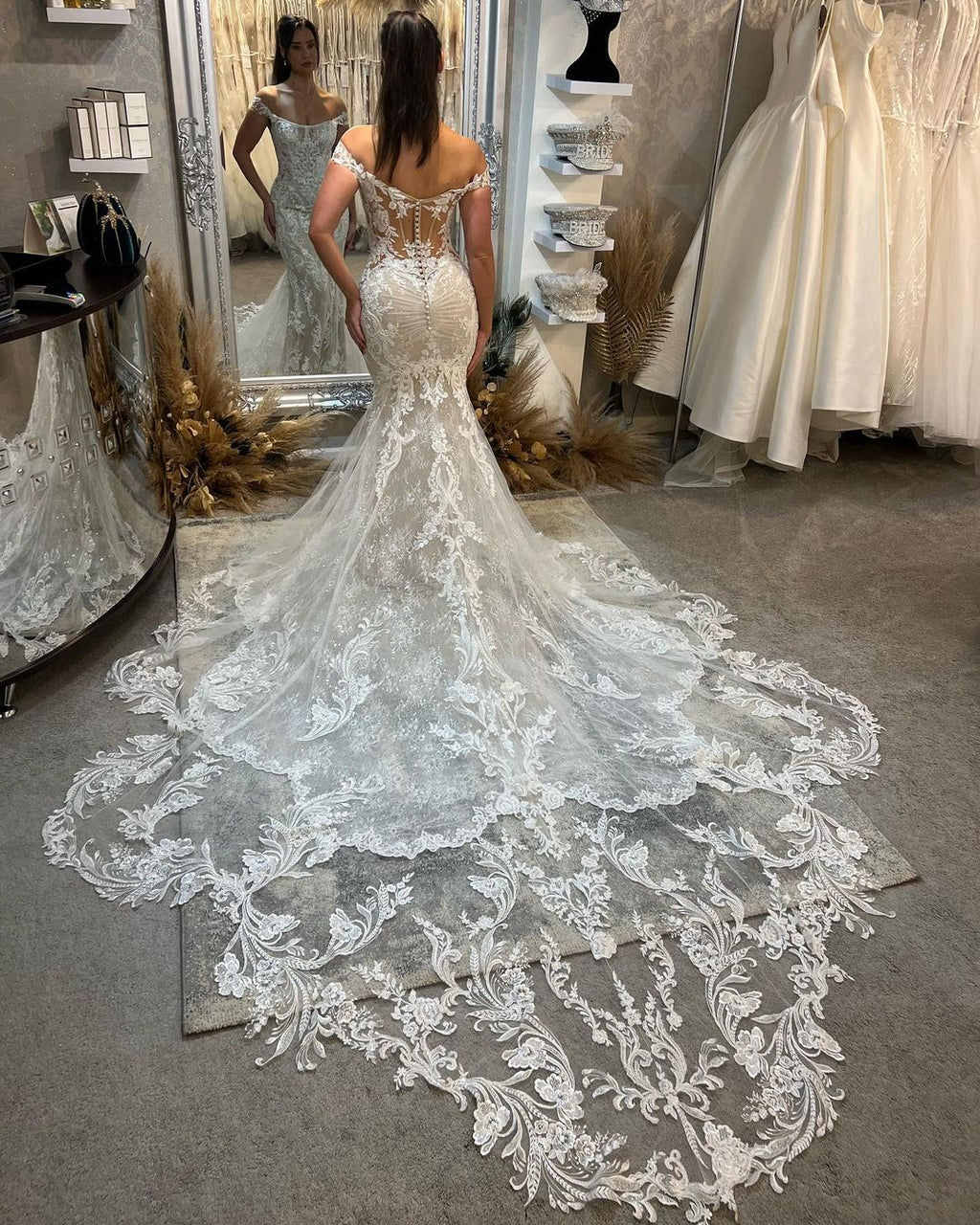 Vestido de Noiva Comprido na Moda, Sem Mangas, Ombros Descobertos, em Renda com Cauda Catedral em Forma de Sereia