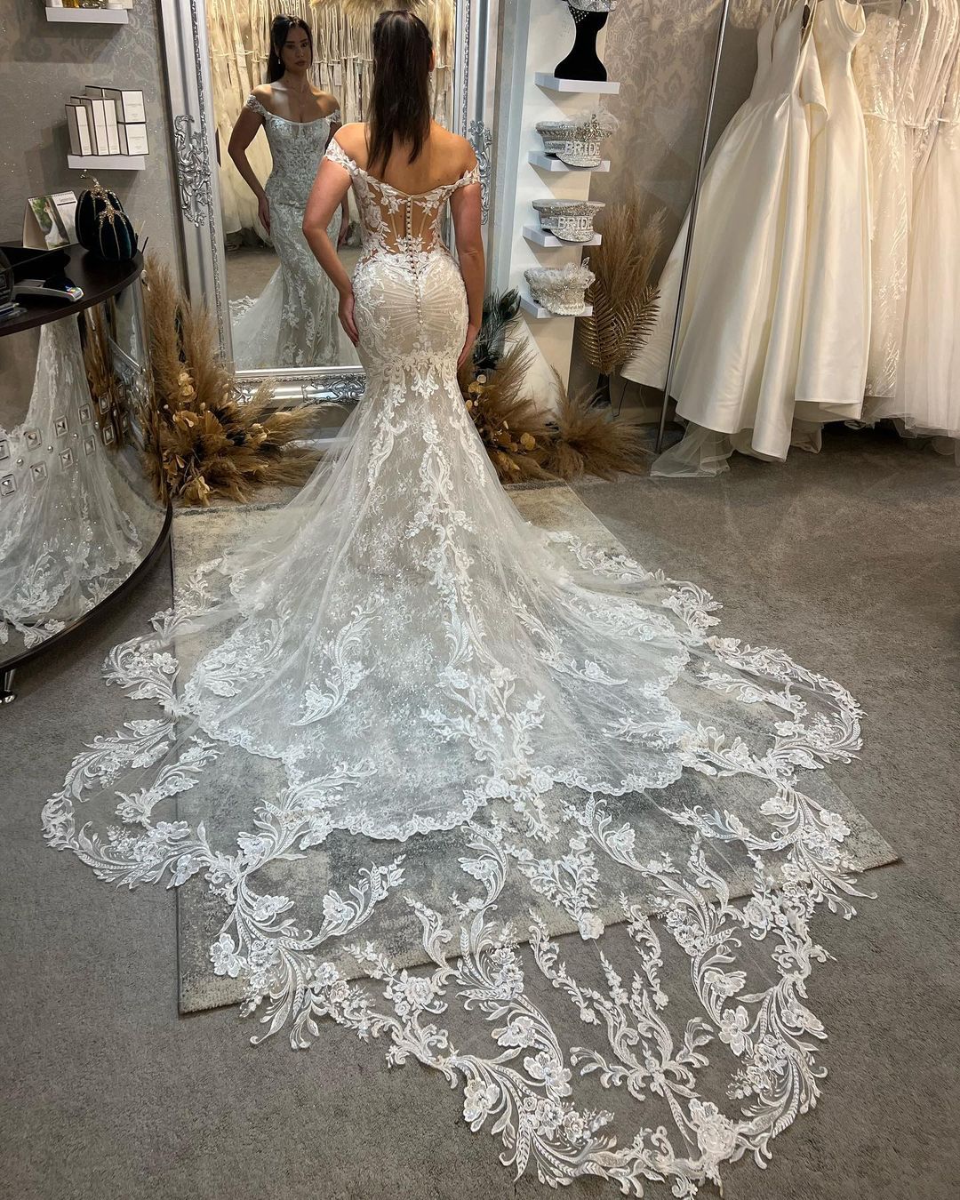 Vestido de Noiva Comprido na Moda, Sem Mangas, Ombros Descobertos, em Renda com Cauda Catedral em Forma de Sereia