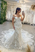 Vestido de Noiva Comprido na Moda, Sem Mangas, Ombros Descobertos, em Renda com Cauda Catedral em Forma de Sereia