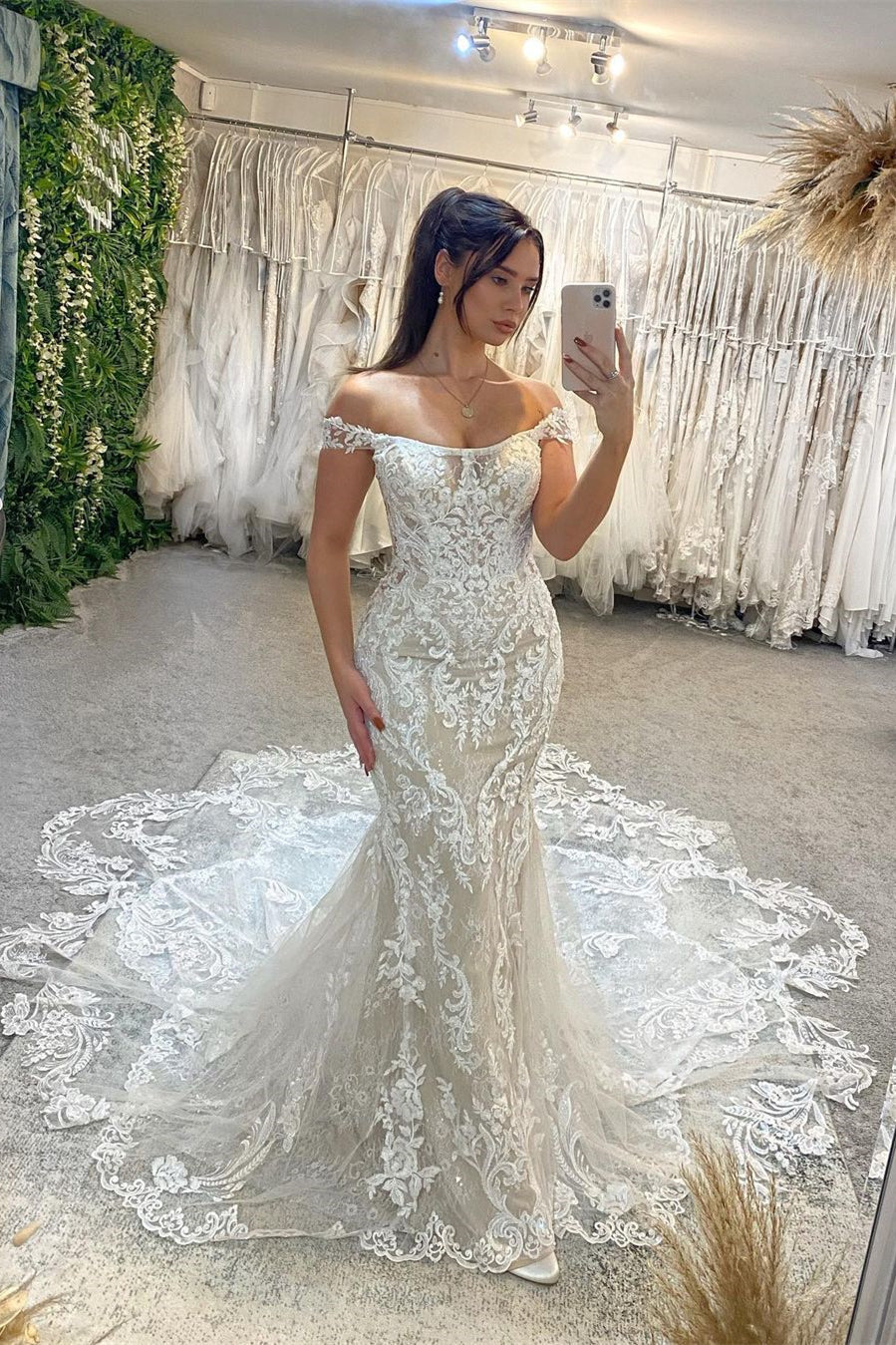 Vestido de Noiva Comprido na Moda, Sem Mangas, Ombros Descobertos, em Renda com Cauda Catedral em Forma de Sereia