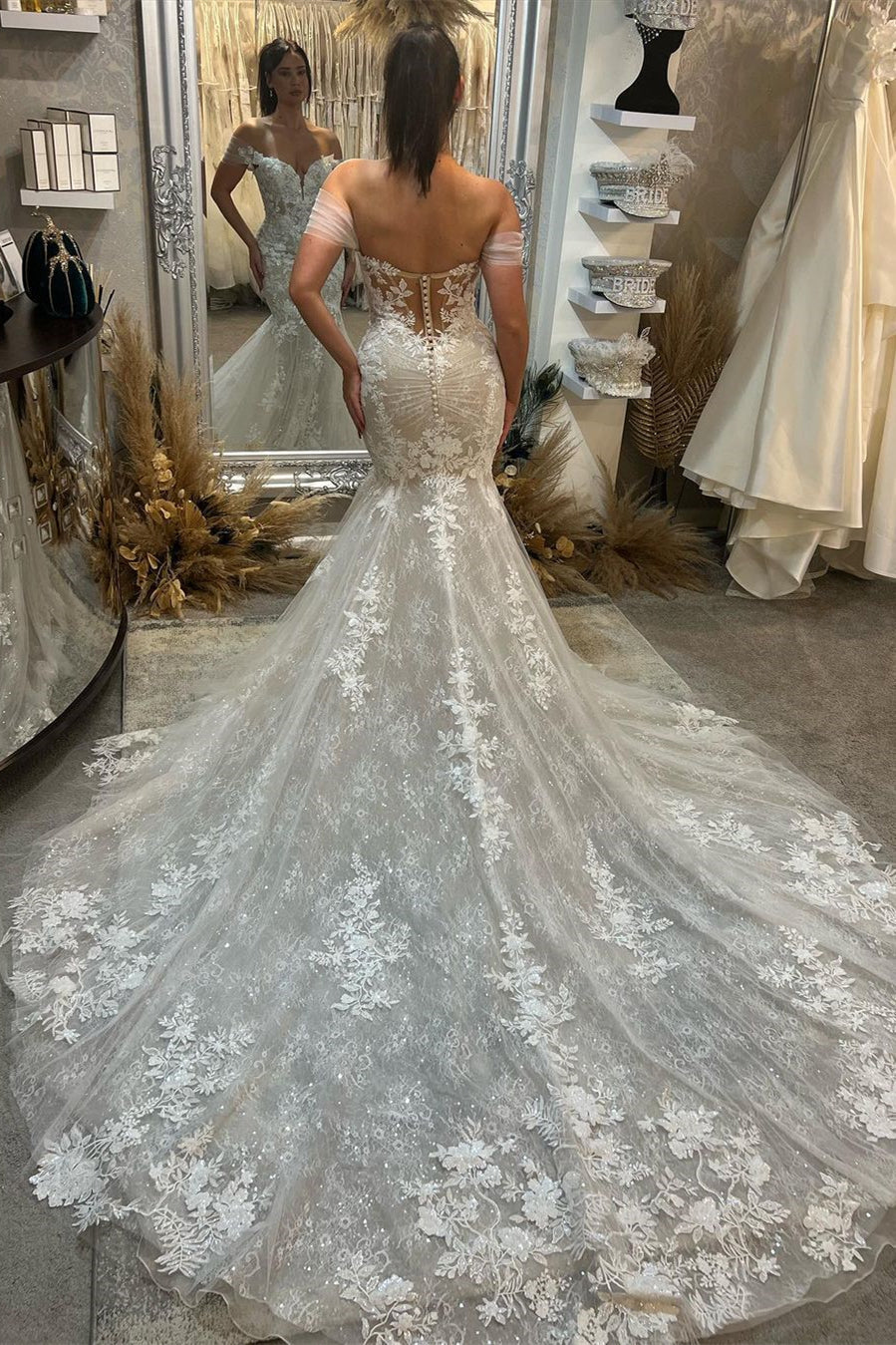 Vestido de Noiva da Moda, Comprimento ao Chão, Decote Coração, Sem Mangas, Ombros Descobertos, em Renda, com Cauda Capela
