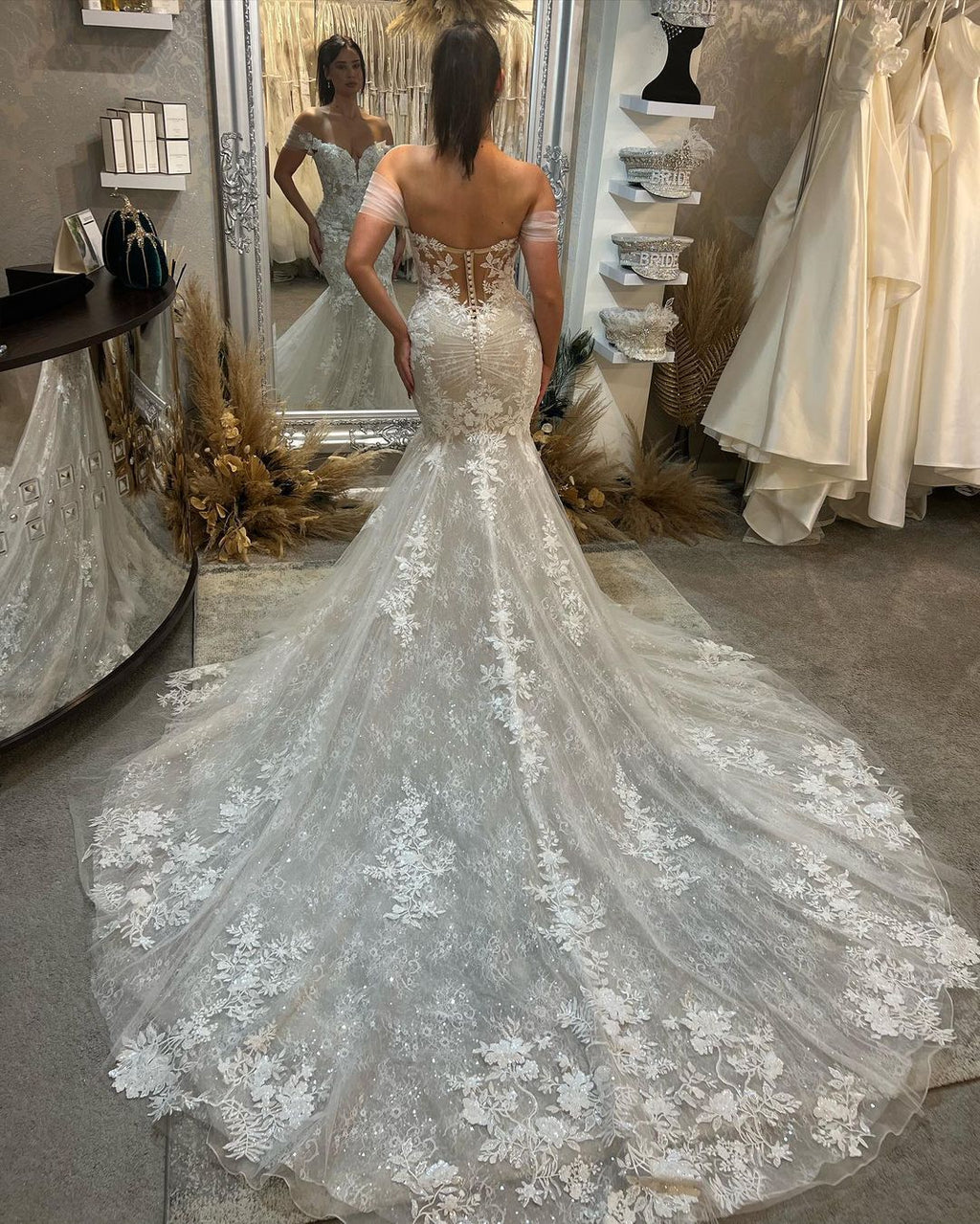 Vestido de Noiva da Moda, Comprimento ao Chão, Decote Coração, Sem Mangas, Ombros Descobertos, em Renda, com Cauda Capela