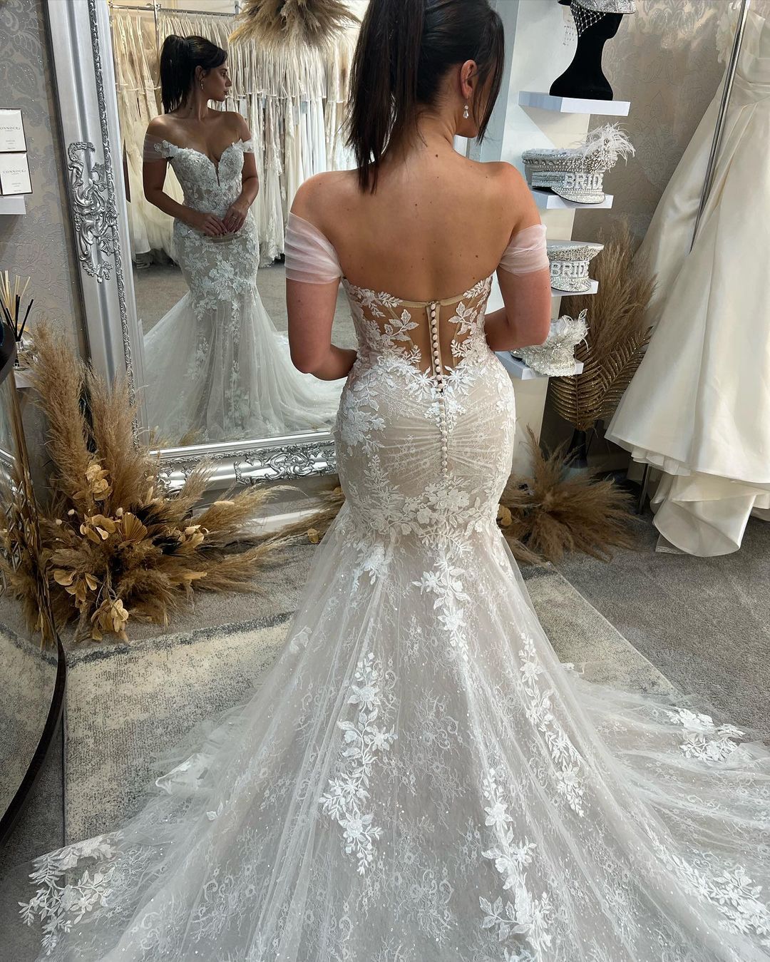 Vestido de Noiva da Moda, Comprimento ao Chão, Decote Coração, Sem Mangas, Ombros Descobertos, em Renda, com Cauda Capela