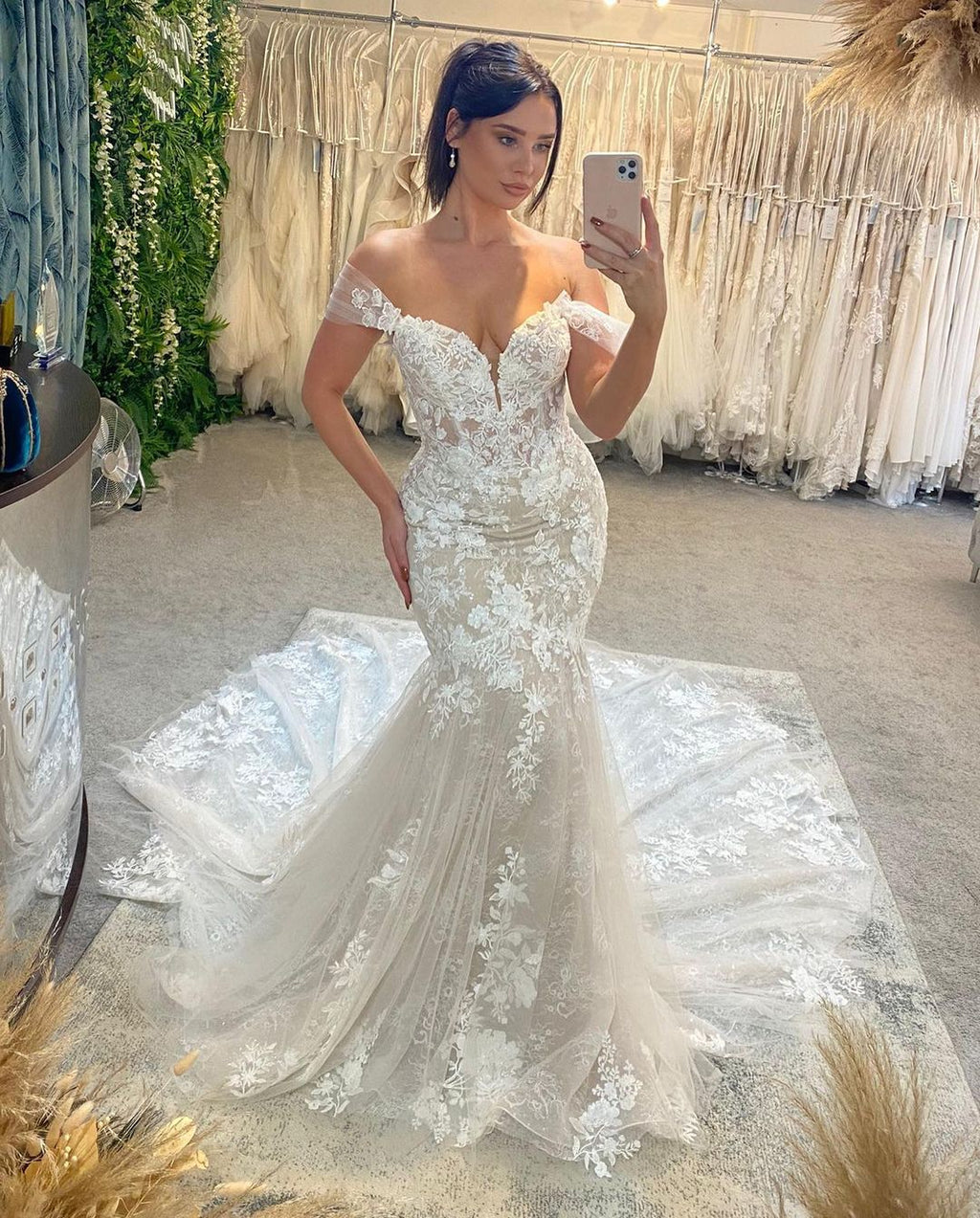 Vestido de Noiva da Moda, Comprimento ao Chão, Decote Coração, Sem Mangas, Ombros Descobertos, em Renda, com Cauda Capela