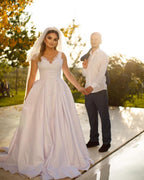 Robe de mariée en satin longue jusqu'au sol, sans manches, en forme de trapèze, décolleté cœur, ornée de perles