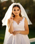 Robe de mariée en satin longue jusqu'au sol, sans manches, en forme de trapèze, décolleté cœur, ornée de perles