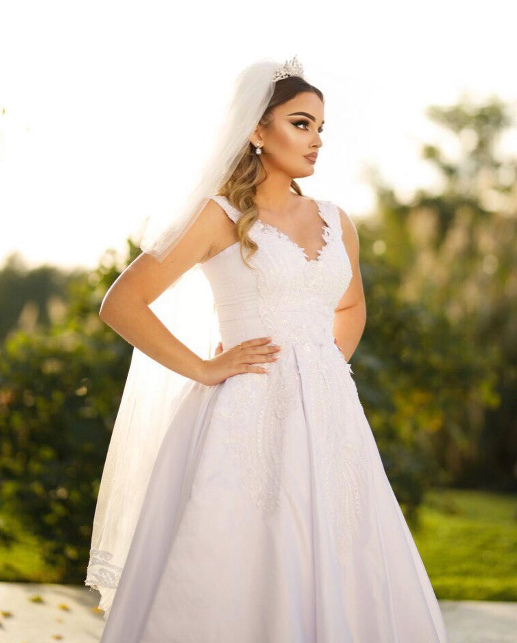 Robe de mariée en satin longue jusqu'au sol, sans manches, en forme de trapèze, décolleté cœur, ornée de perles
