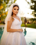 Robe de mariée en satin longue jusqu'au sol, sans manches, en forme de trapèze, décolleté cœur, ornée de perles