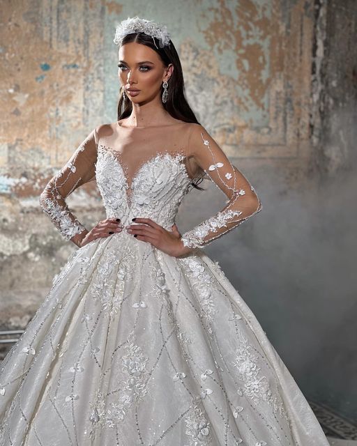 Vestido de Noiva Comprido na Perna, com Decote em V, Mangas Compridas, Corte em A e Renda com Apliques