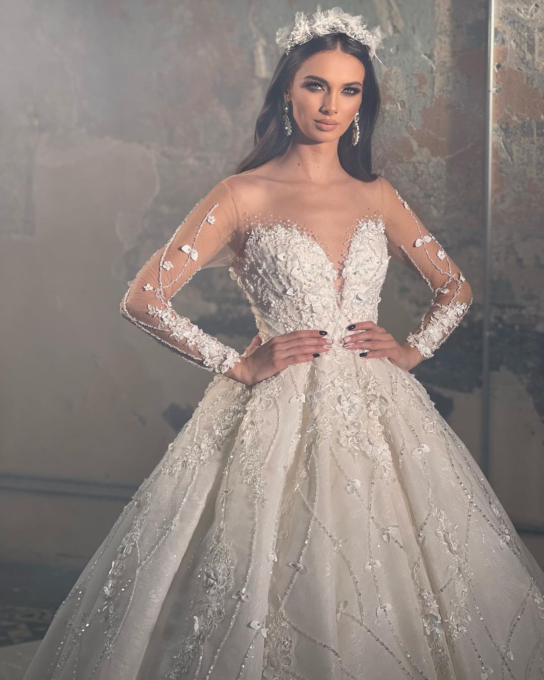 Vestido de Noiva Comprido na Perna, com Decote em V, Mangas Compridas, Corte em A e Renda com Apliques