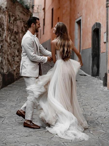 Vestidos de novia de tul con escote corazón y vestidos de novia minimalistas