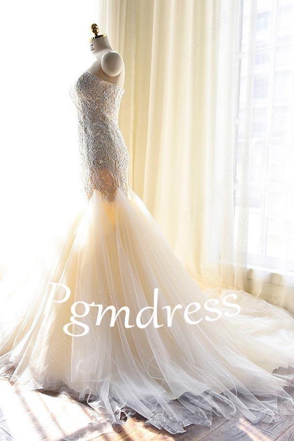 Robe de mariée en tulle sirène avec magnifiques applications de dentelle et décolleté cœur