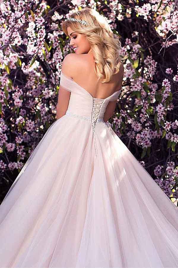 Vestido de noiva em tule com decote ombro a ombro e corte em linha A com bordados de contas