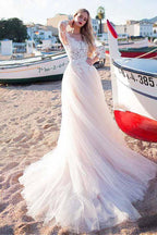 Robe de mariée ligne A en tulle avec encolure dégagée et appliques en dentelle