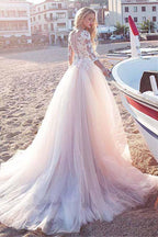 Robe de mariée ligne A en tulle avec encolure dégagée et appliques en dentelle