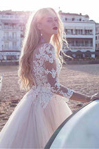 Robe de mariée ligne A en tulle avec encolure dégagée et appliques en dentelle