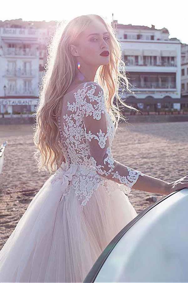 Robe de mariée ligne A en tulle avec encolure dégagée et appliques en dentelle