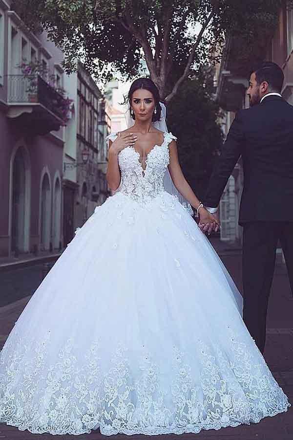 Robe de mariée à jupe bouffante avec encolure en V en tulle et appliques de dentelle