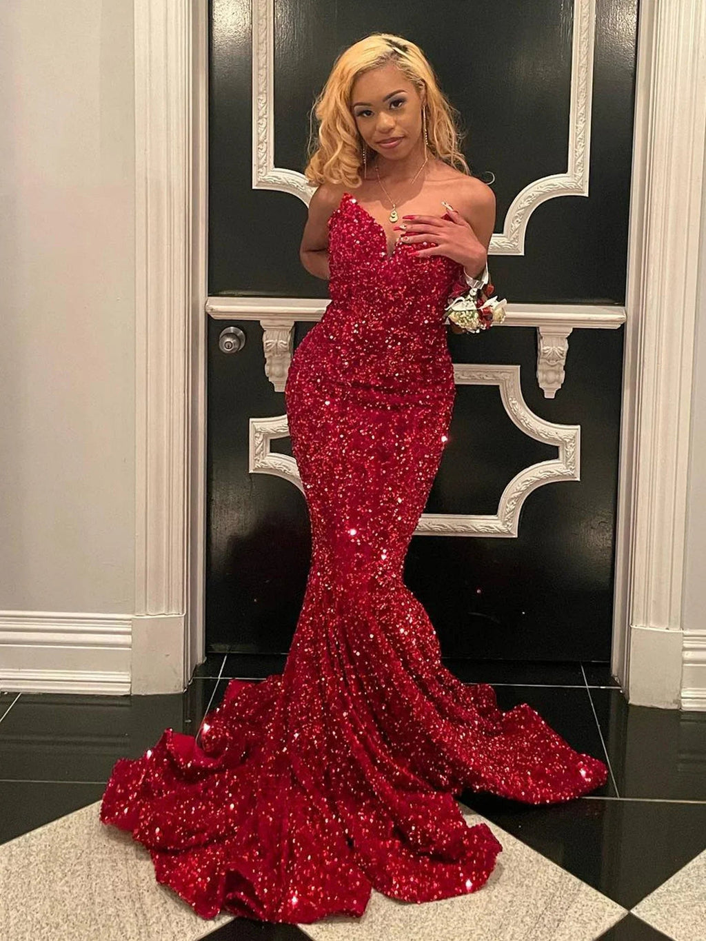 Ulissa| Vestidos largos de fiesta con escote corazón, lentejuelas y cola de sirena roja