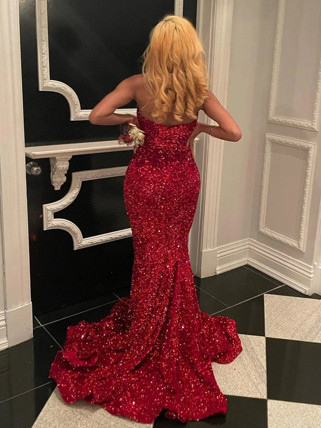 Ulissa| Vestidos largos de fiesta con escote corazón, lentejuelas y cola de sirena roja