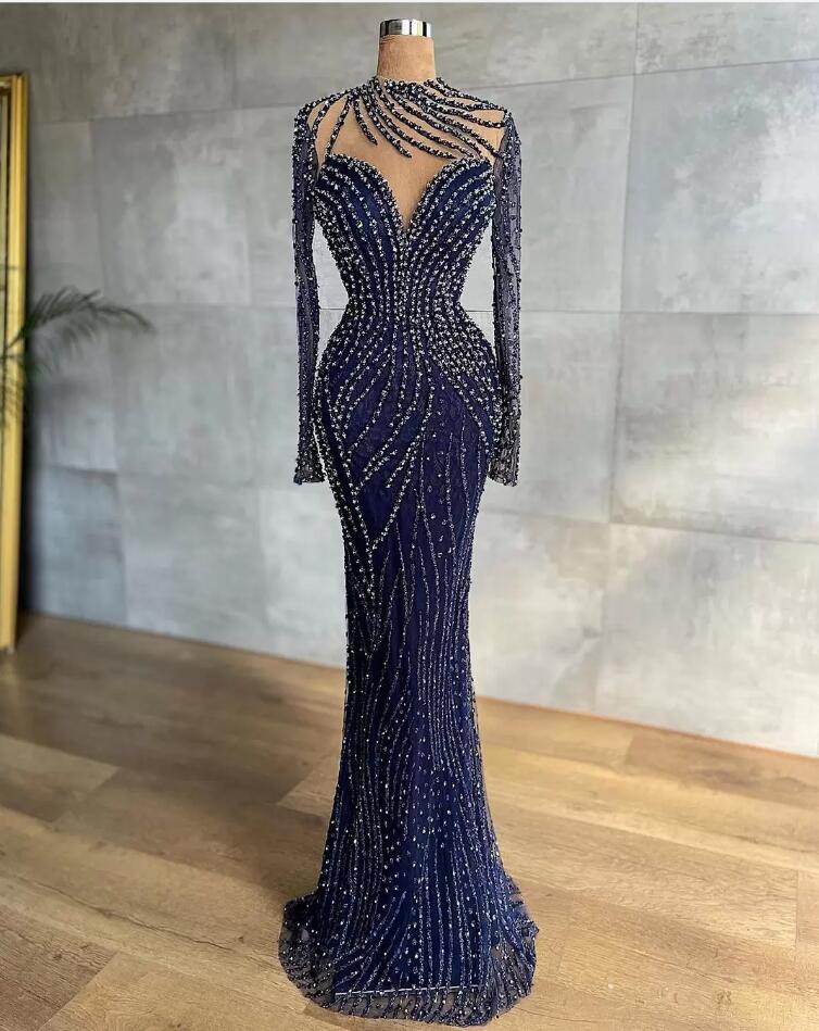Abito da sera unico lungo a sirena con collo alto in tulle e maniche