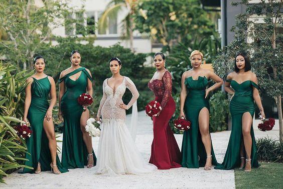 Vestido único de dama de honor longo em cetim elástico verde esmeralda, sem alças e com decote ombro a ombro