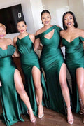 Vestido único de dama de honor longo em cetim elástico verde esmeralda, sem alças e com decote ombro a ombro