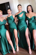 Vestido único de dama de honor longo em cetim elástico verde esmeralda, sem alças e com decote ombro a ombro