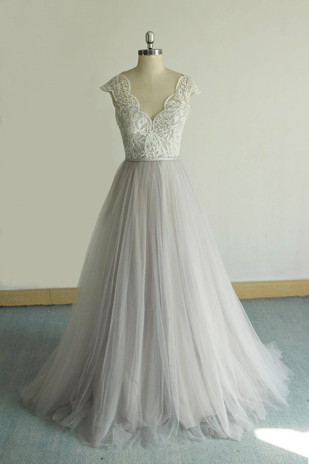 V Neck Tulle Wedding Dress With Appliques Ruffles Aline Short Sleeve Bridal Gown